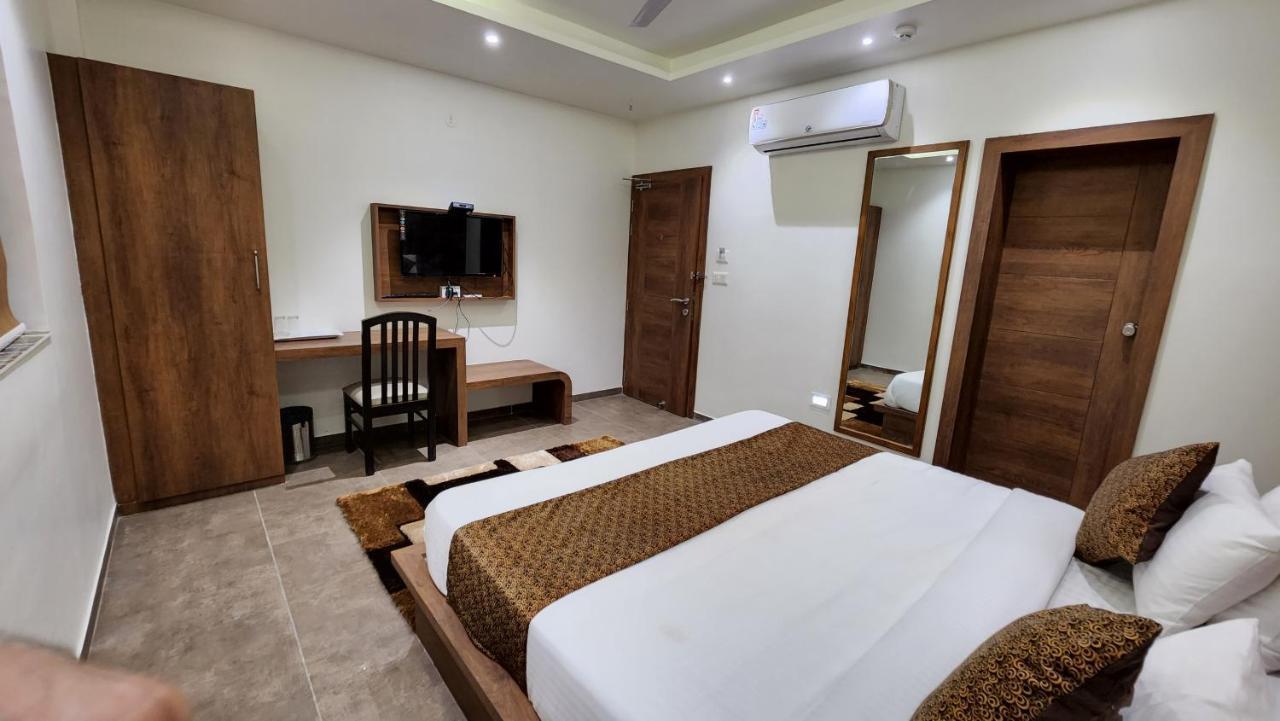 Hotel Nova Pride Rajkot Ngoại thất bức ảnh