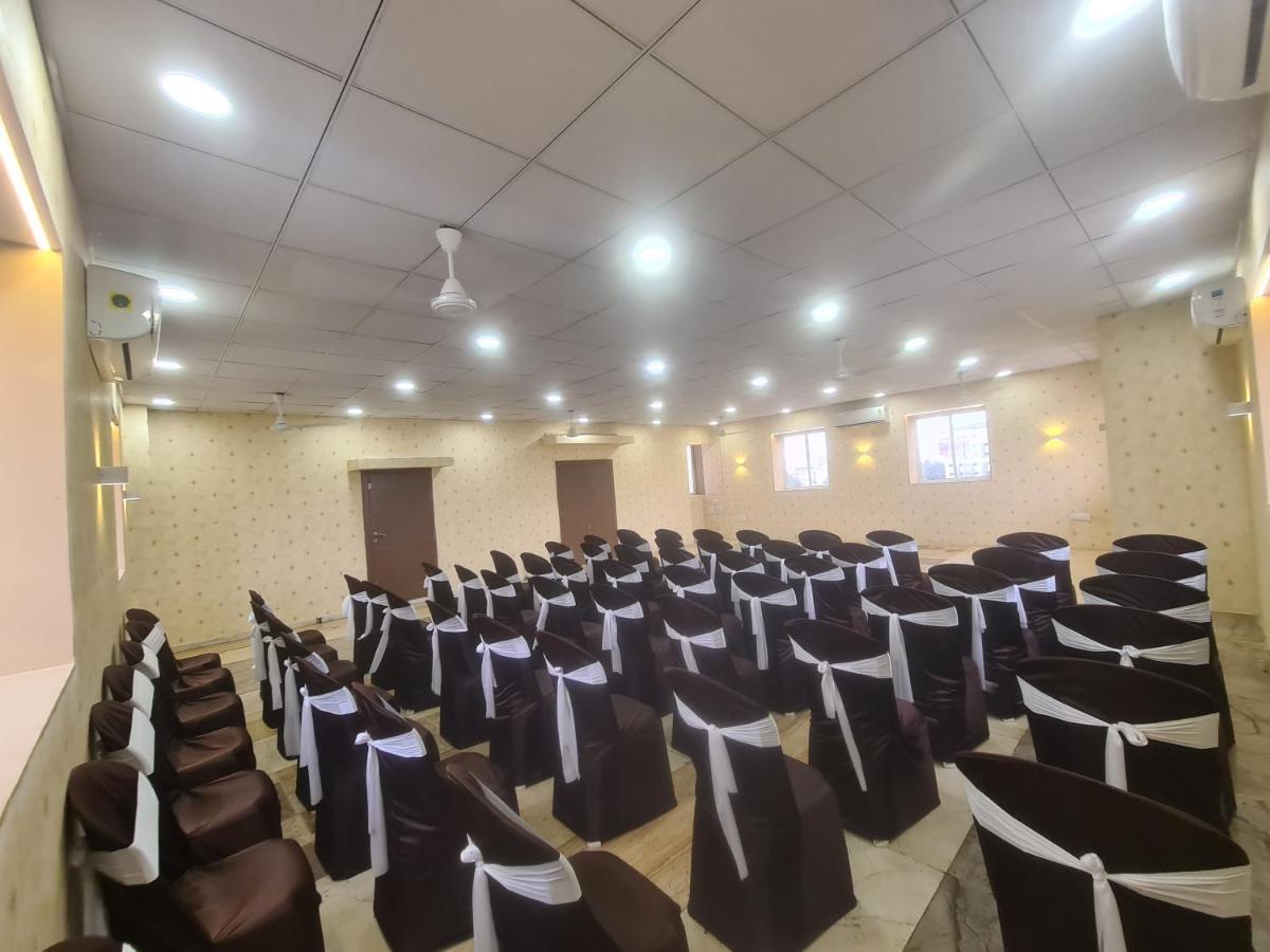 Hotel Nova Pride Rajkot Ngoại thất bức ảnh