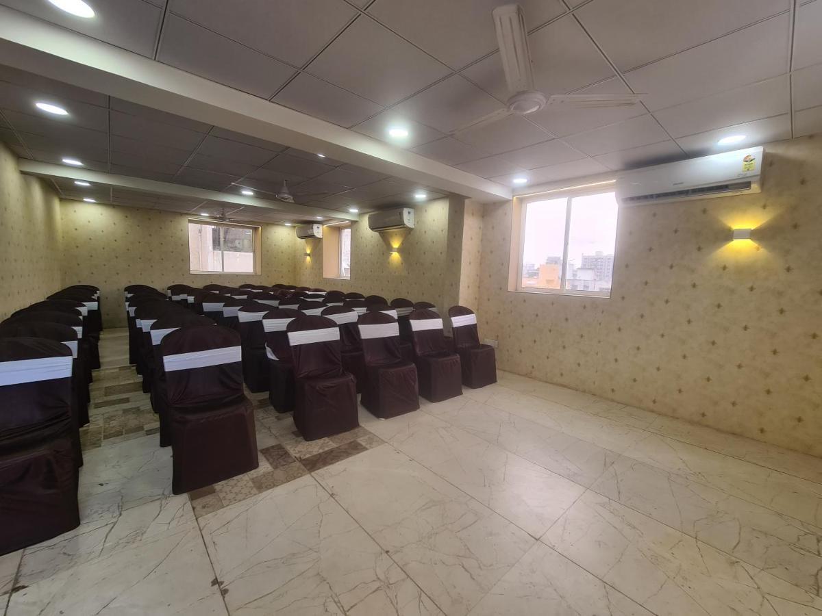 Hotel Nova Pride Rajkot Ngoại thất bức ảnh