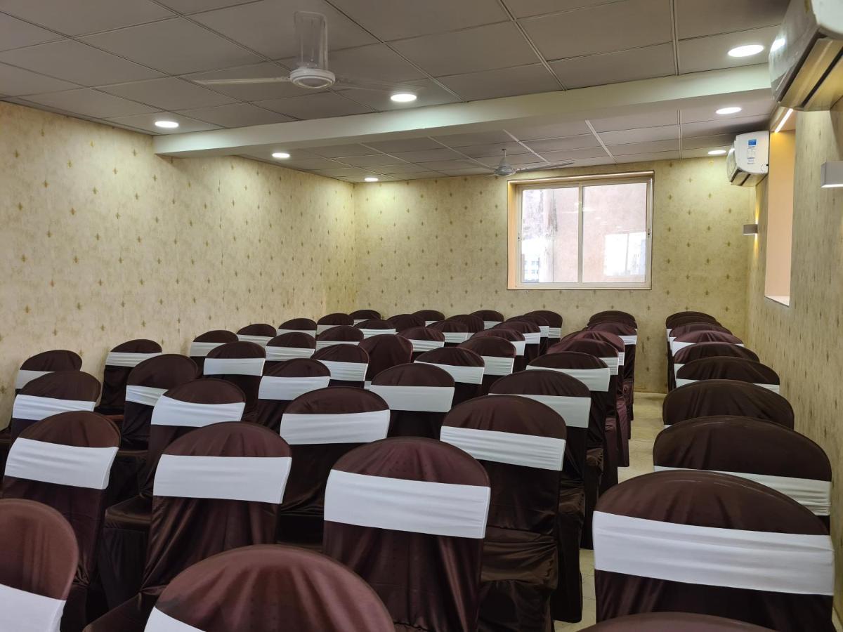 Hotel Nova Pride Rajkot Ngoại thất bức ảnh